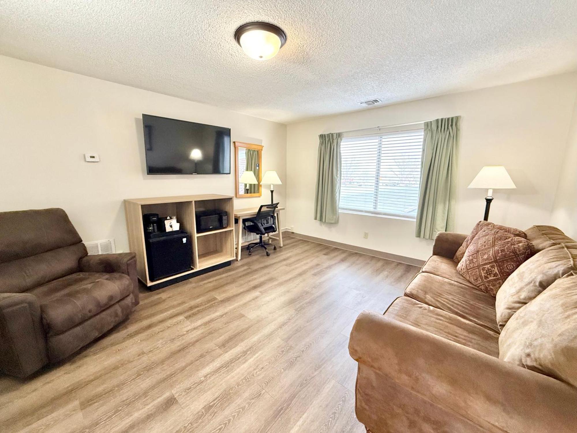 Hotel Super 8 By Wyndham Salina/Scenic Hills Area Exterior foto