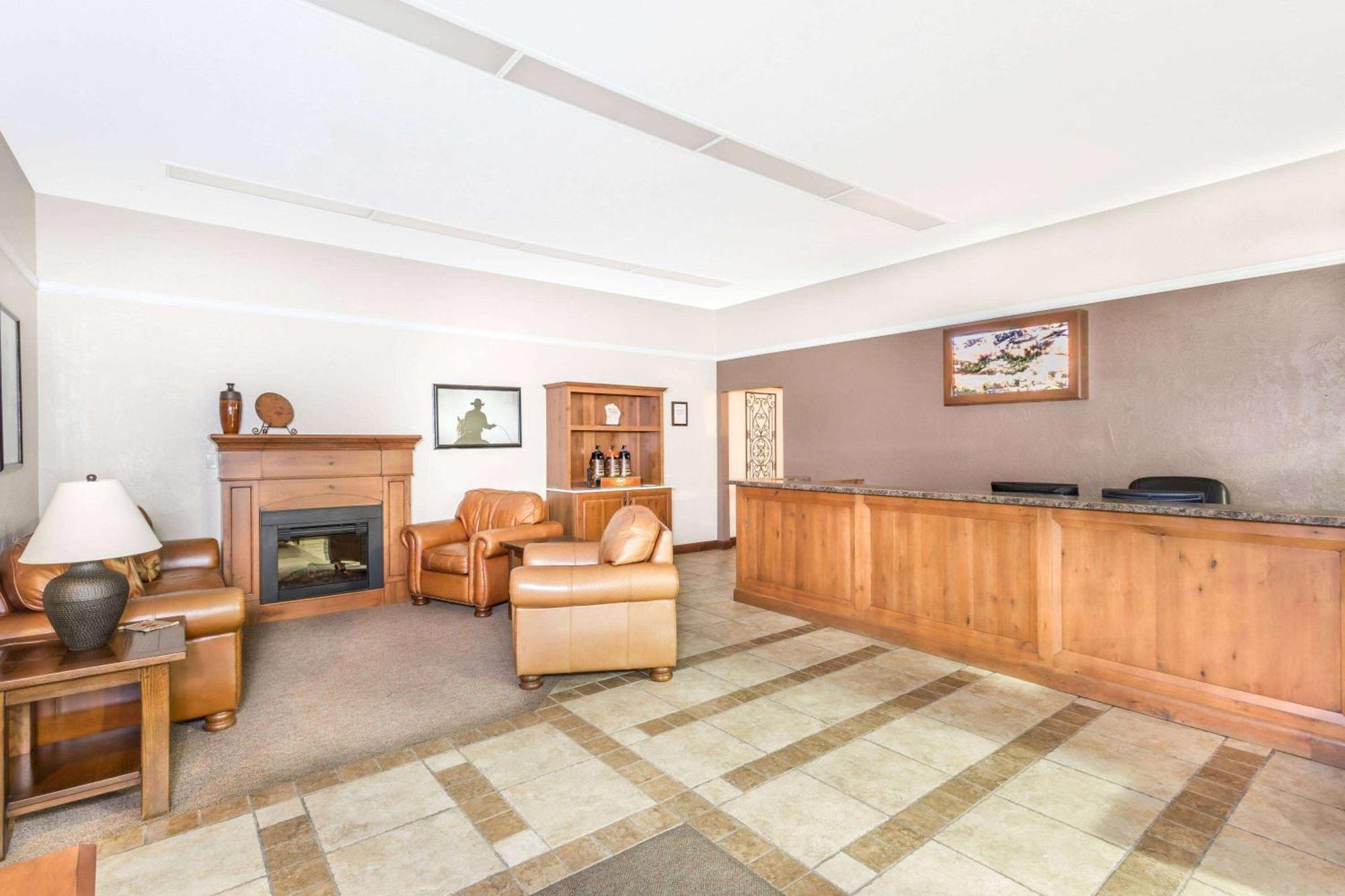 Hotel Super 8 By Wyndham Salina/Scenic Hills Area Exterior foto