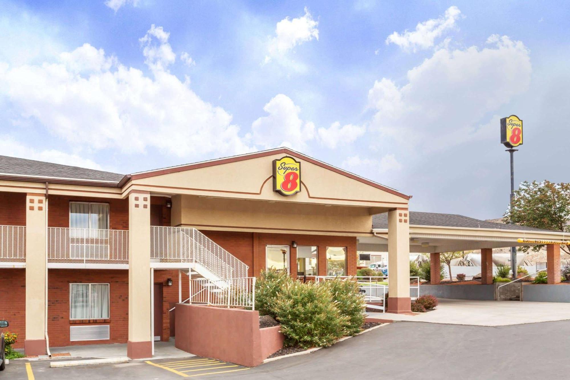 Hotel Super 8 By Wyndham Salina/Scenic Hills Area Exterior foto