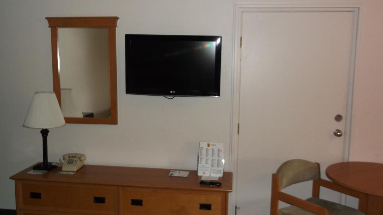 Hotel Super 8 By Wyndham Salina/Scenic Hills Area Exterior foto